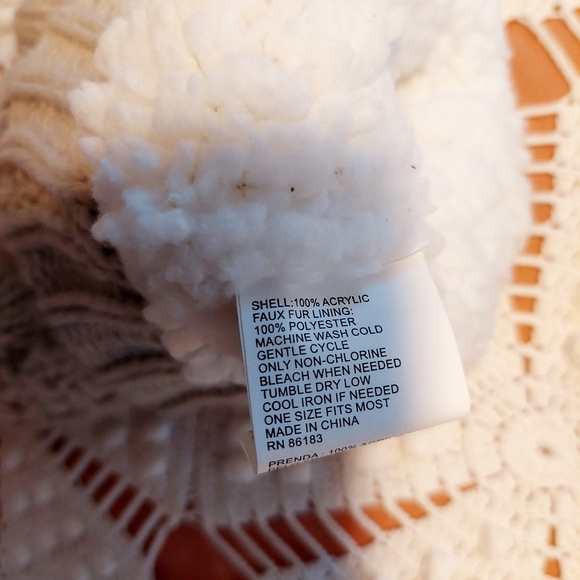 Faux sherpa lined mittens - Picture 3 of 8